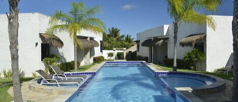 Piscine extérieure, chaises longues