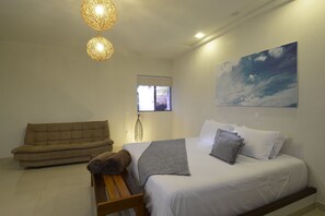 Deluxe Double Room, 1 King Bed, Non Smoking | Minibar, in-room safe, blackout curtains, soundproofing