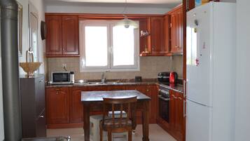 House, 5 Bedrooms | Private kitchen | Full-sized fridge, microwave, oven, stovetop