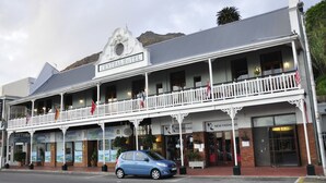 Un edificio de dos pisos con un balcón, identificado como "Central Hotel", con locales comerciales en la planta baja.