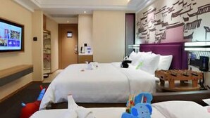 A hotel room with two beds, a television, and a wall with a decorative pattern. - Hampton by Hilton Chengdu Waishuangnan (Chengdu)