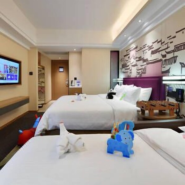 A hotel room with two beds, a television, and a wall with a decorative pattern. - Hampton by Hilton Chengdu Waishuangnan (Chengdu)