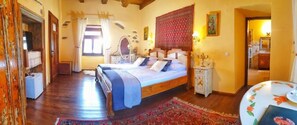 Romantic Room | Down comforters, minibar, individually decorated, individually furnished