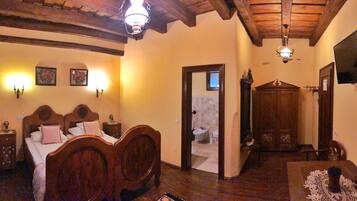 Comfort Twin Room, 2 Katil Bujang (Single), City View | Gebar bulu kapas, bar mini, dihias secara berasingan