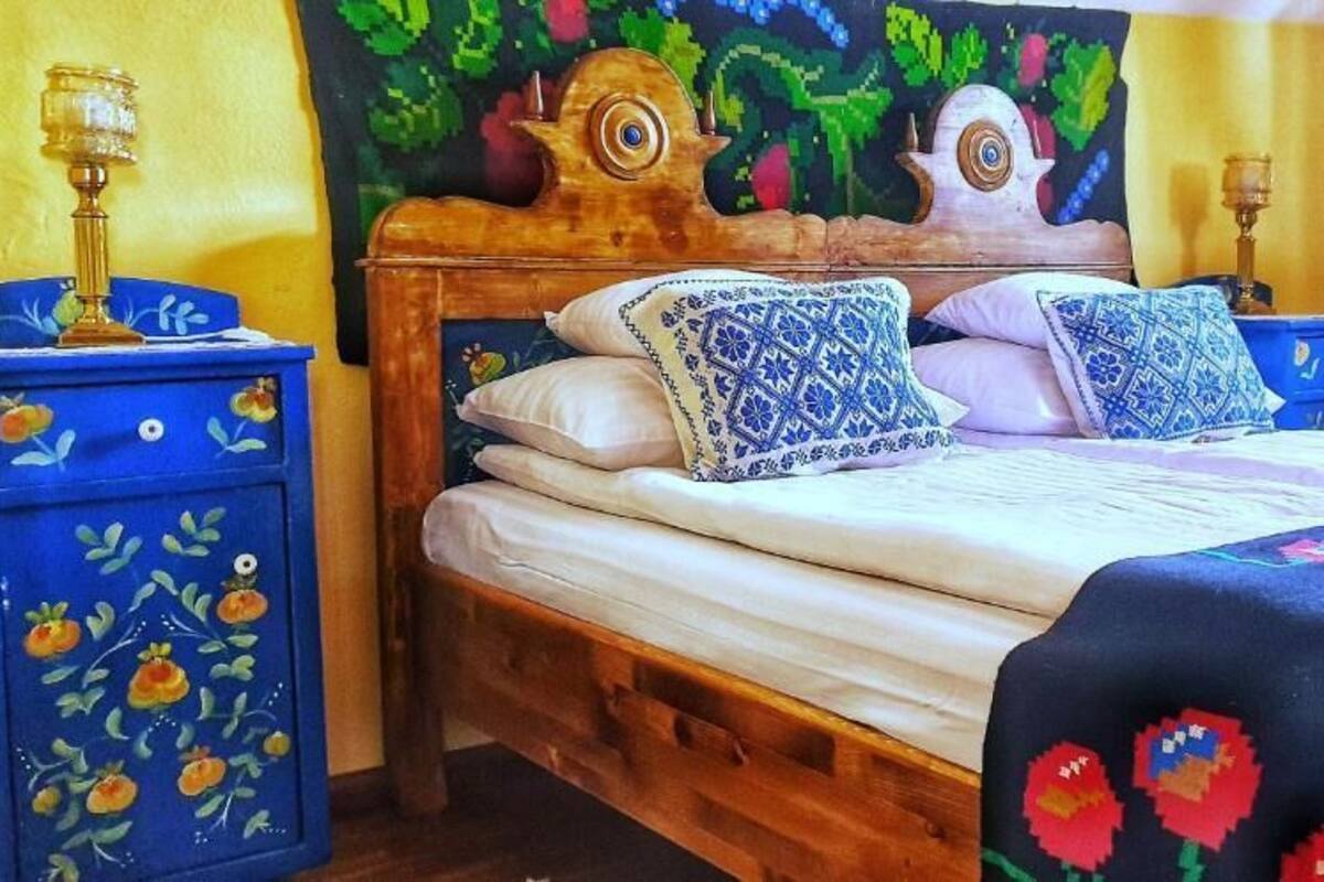Cubrecamas, minibar, decoración personalizada y muebles diferentes