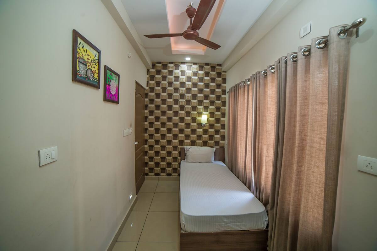 Standard Single Room, Non Smoking | Rollaway beds, free WiFi, bed sheets
