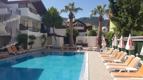 Una piscina al aire libre de temporada