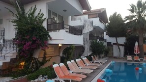 Una piscina al aire libre de temporada