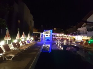 Una piscina al aire libre de temporada