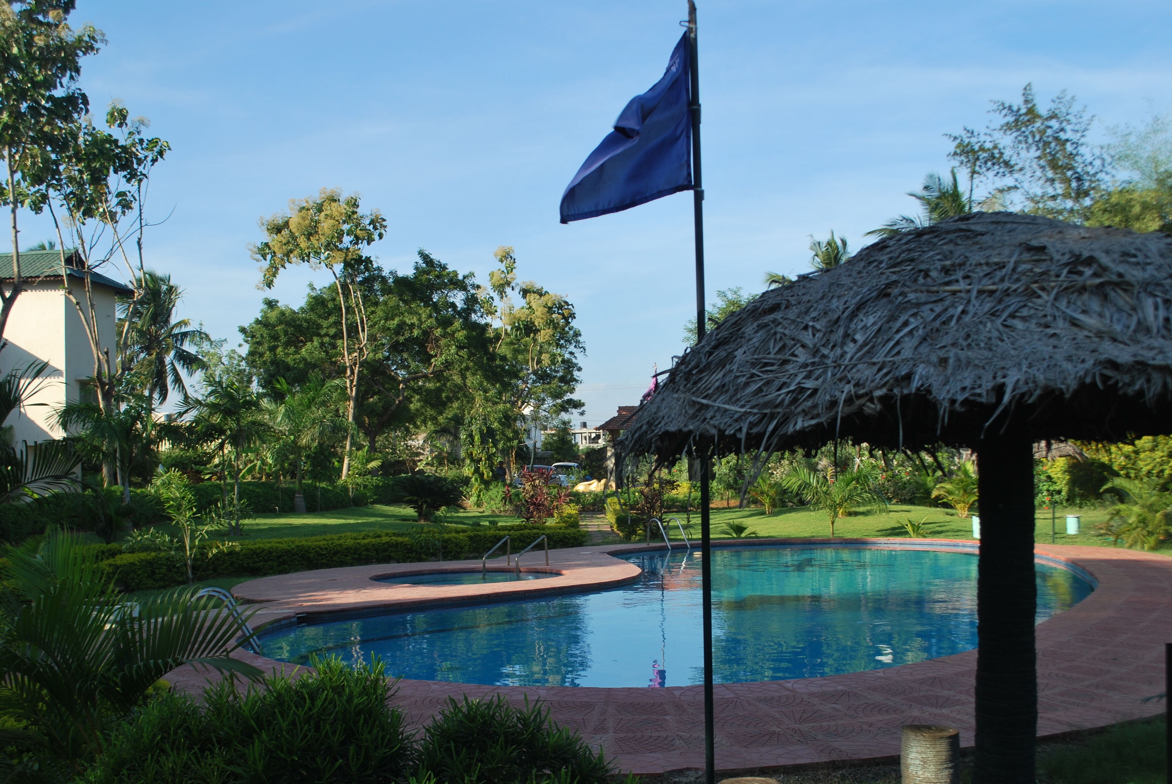 Una piscina al aire libre (de 09:00 a 18:00), tumbonas