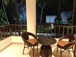 Executive Double Room, Non Smoking | Hypo-allergenic bedding, minibar, desk, blackout drapes