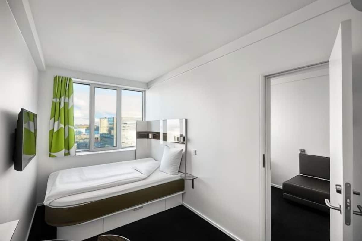 Allergikerbettwaren, Schreibtisch, Verdunkelungsvorhänge