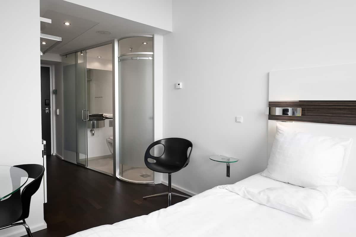 Allergikerbettwaren, Schreibtisch, Verdunkelungsvorhänge