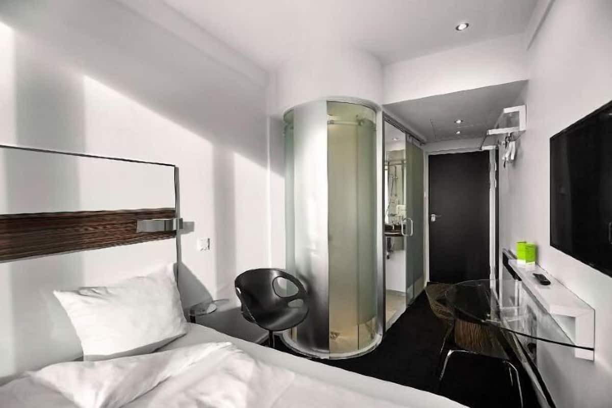 Seprai antialergi, meja kerja, tirai kedap cahaya, dan kedap suara