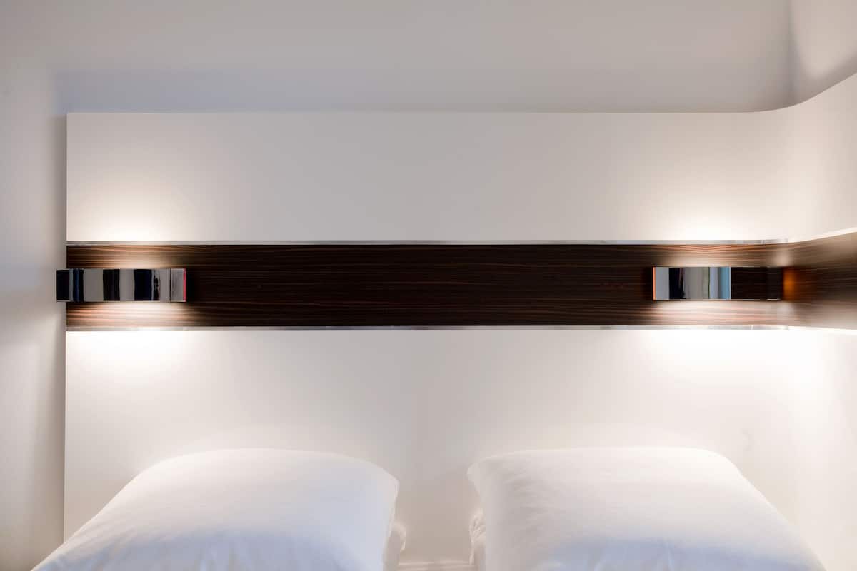 Allergikerbettwaren, Schreibtisch, Verdunkelungsvorhänge