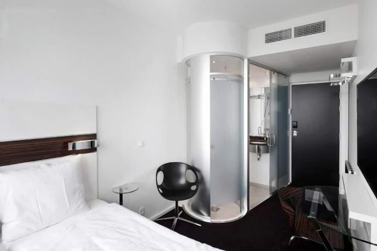 Allergikerbettwaren, Schreibtisch, Verdunkelungsvorhänge