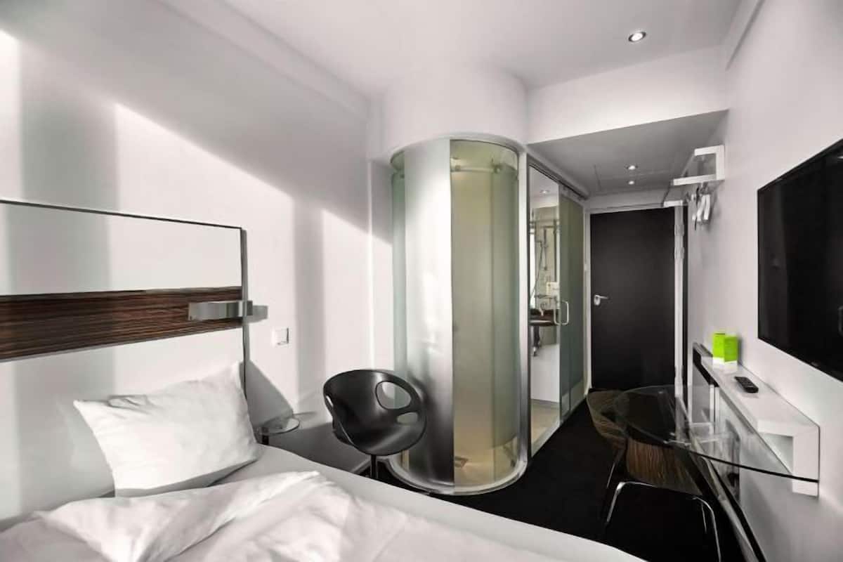 1 chambre, literie hypoallergénique, bureau, rideaux occultants