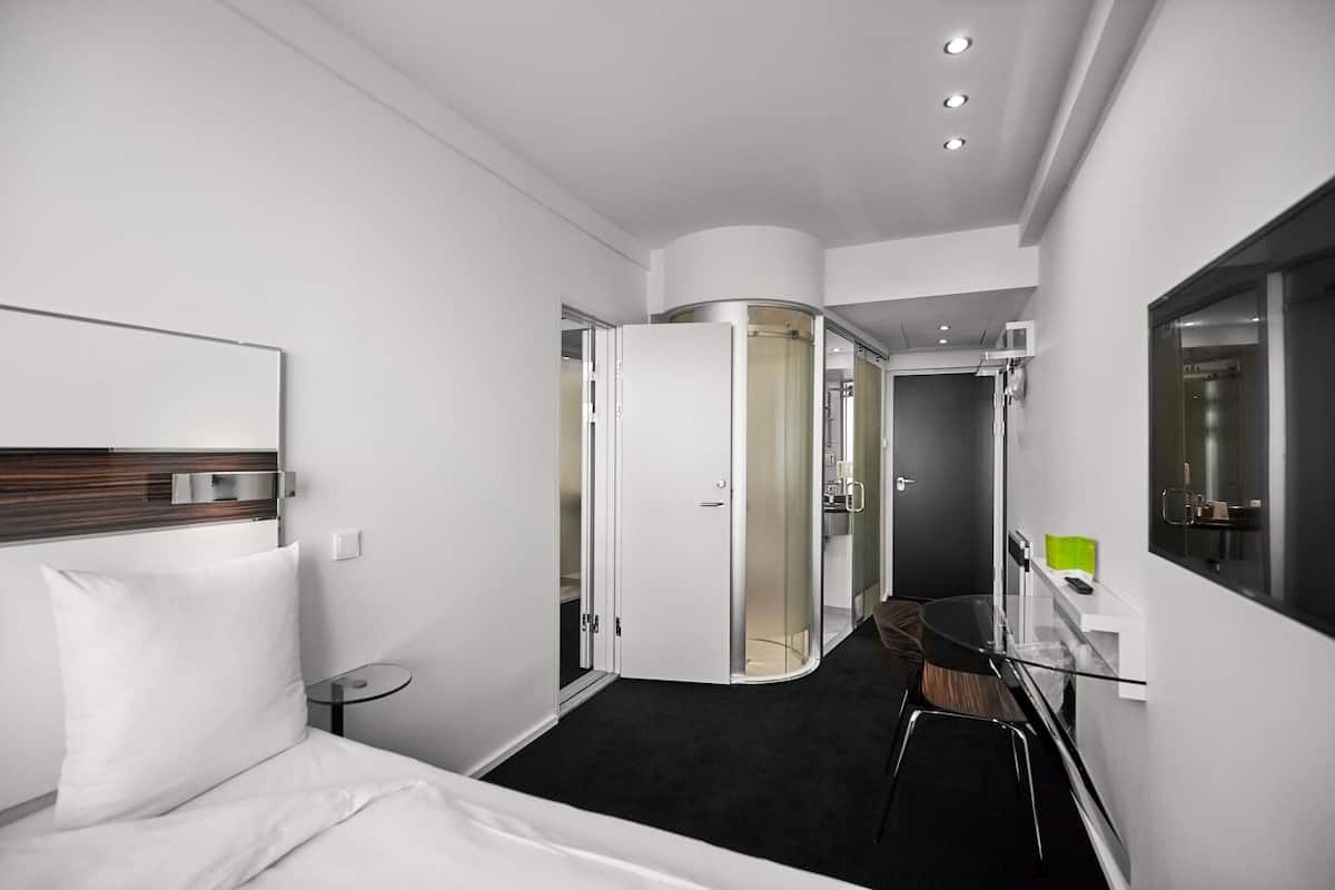 Allergikerbettwaren, Schreibtisch, Verdunkelungsvorhänge