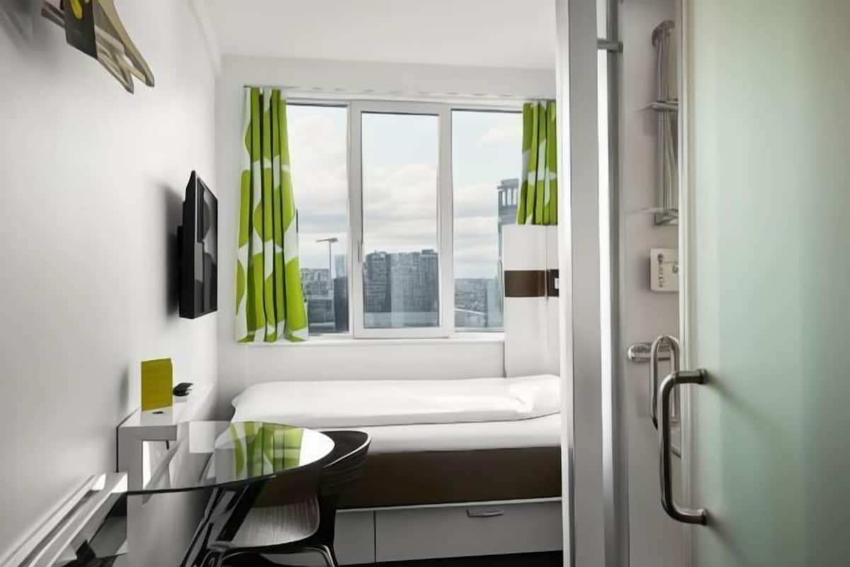 Allergikerbettwaren, Schreibtisch, Verdunkelungsvorhänge