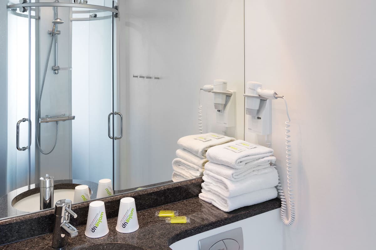 Dusche, Haartrockner, Handtücher