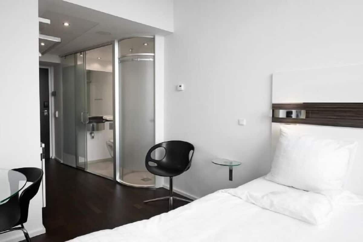 1 chambre, literie hypoallergénique, bureau, rideaux occultants