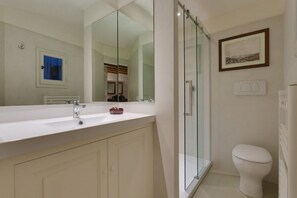 Dusche, Haartrockner, Handtücher