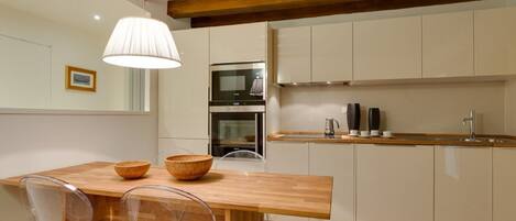 冷蔵庫、電子レンジ、オーブン、コンロ