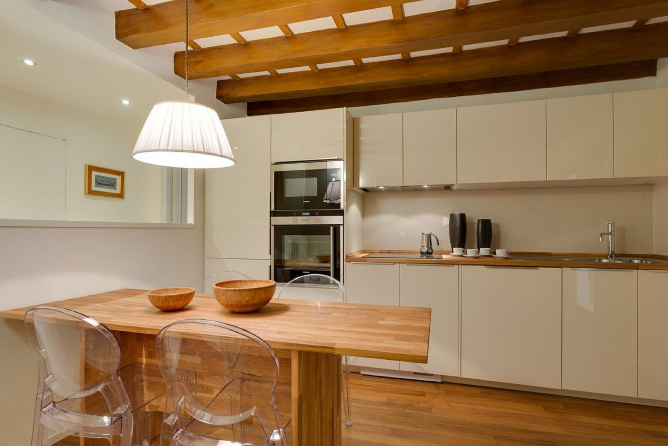 Frigorífico, microondas, horno y placa de cocina