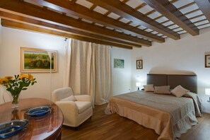 3 quartos, ferros/tábuas de passar roupa, Wi-Fi, roupa de cama