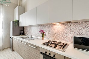 Een koelkast, een magnetron, een oven, een kookplaat