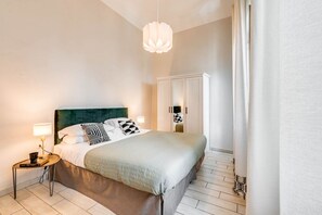 2 bedrooms, desk, iron/ironing board, WiFi