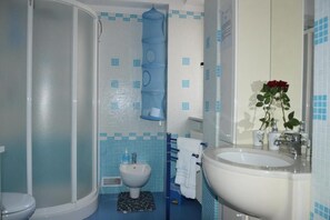 Shower, free toiletries, hair dryer, bidet - B&B Delle Rondini (Alberobello)