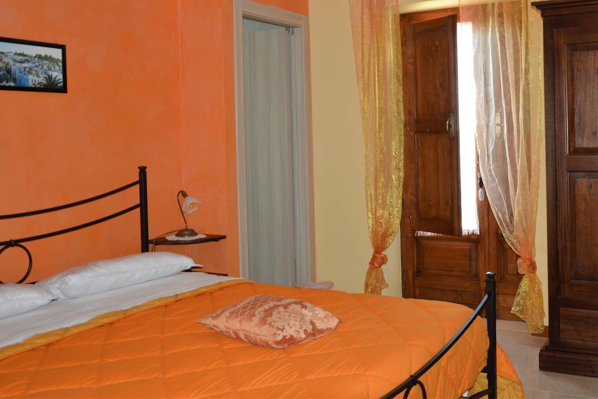 Double Room, 1 Queen Bed, Non Smoking (Arancio) | Desk, laptop workspace, WiFi (free), bed sheets