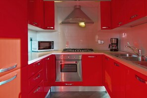 Frigorifero, microonde, forno, piano cottura
