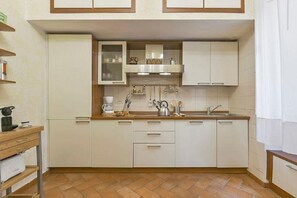 ثلاجة، ميكروويف، موقد طهي مسطح، غسالة أطباق