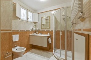 Douche, sĂšche-cheveux, bidet, serviettes fournies