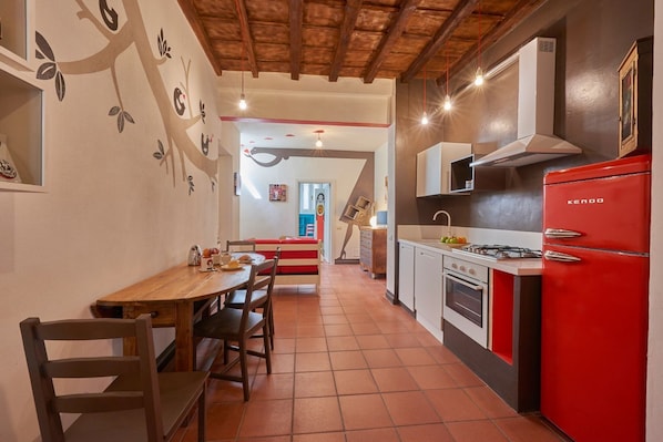 Frigorifero, microonde, forno, piano cottura