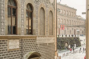 Un edificio storico con finestre ad arco e decorazioni in mattoni elaborate.