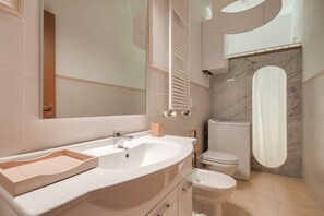 Secador de pelo, toallas