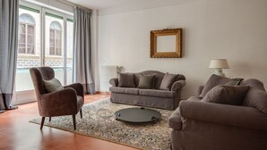 Un soggiorno con un divano, una poltrona e un tavolino.
