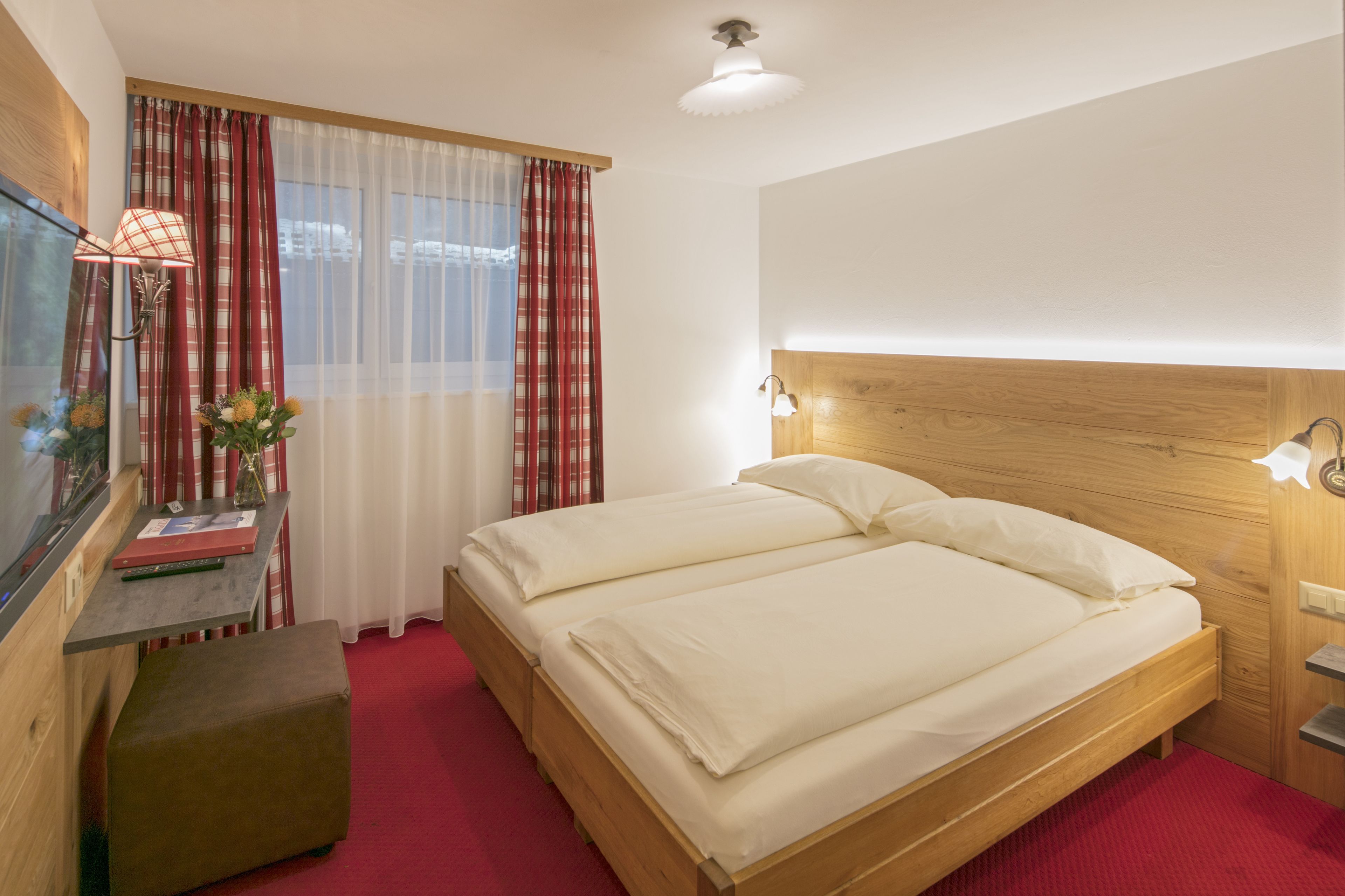 Caja de seguridad en la habitación, escritorio y cortinas blackout 