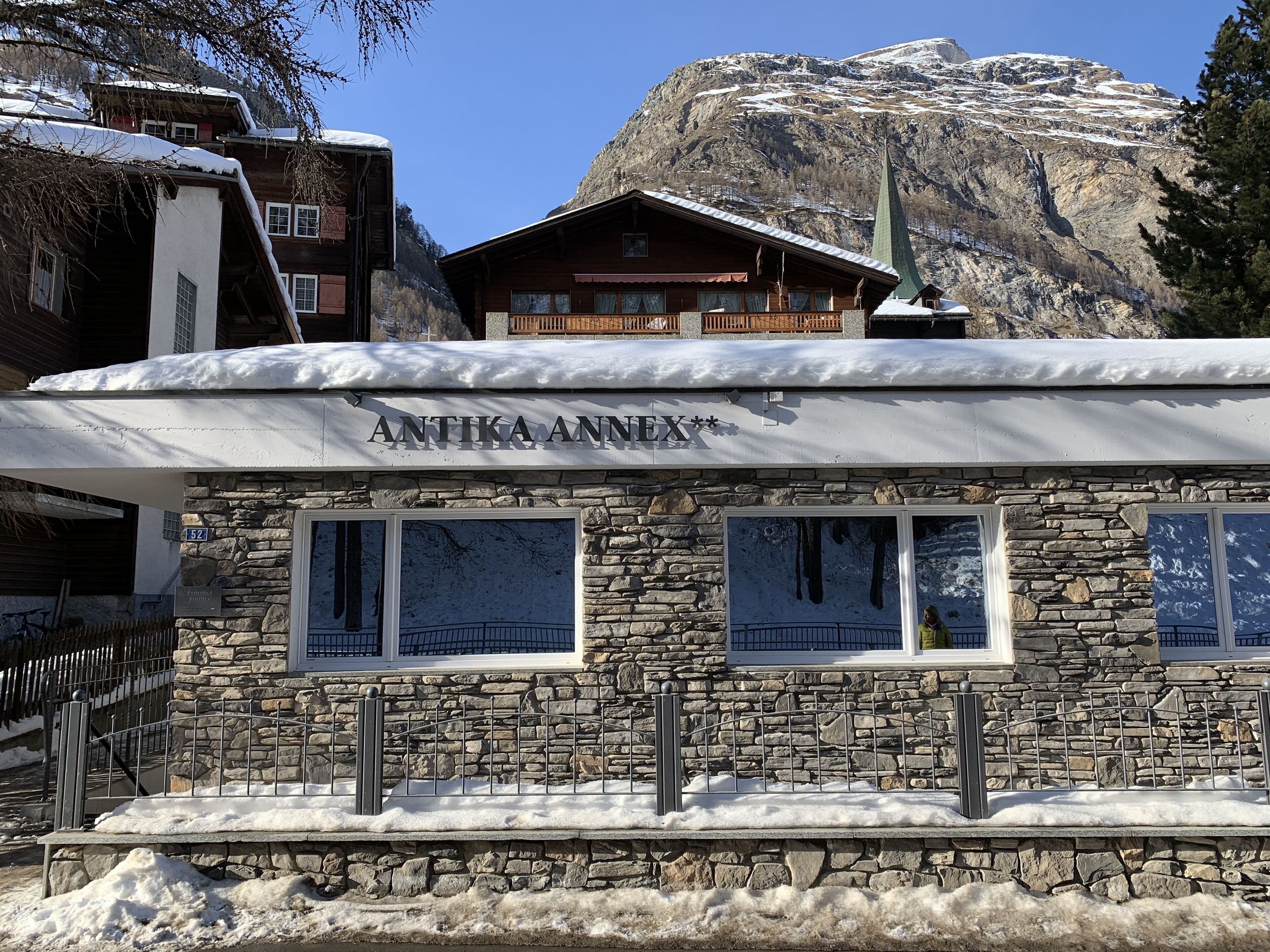 A stone building with a sign reading "ANTIKAANNEX".