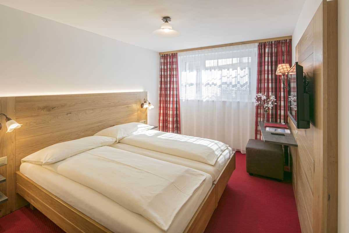 Eenvoudige Twin kamer, 2 eenpersoonsbedden, niet-roken | Een kluis op de kamer, een bureau, verduisterende gordijnen, gratis wifi
