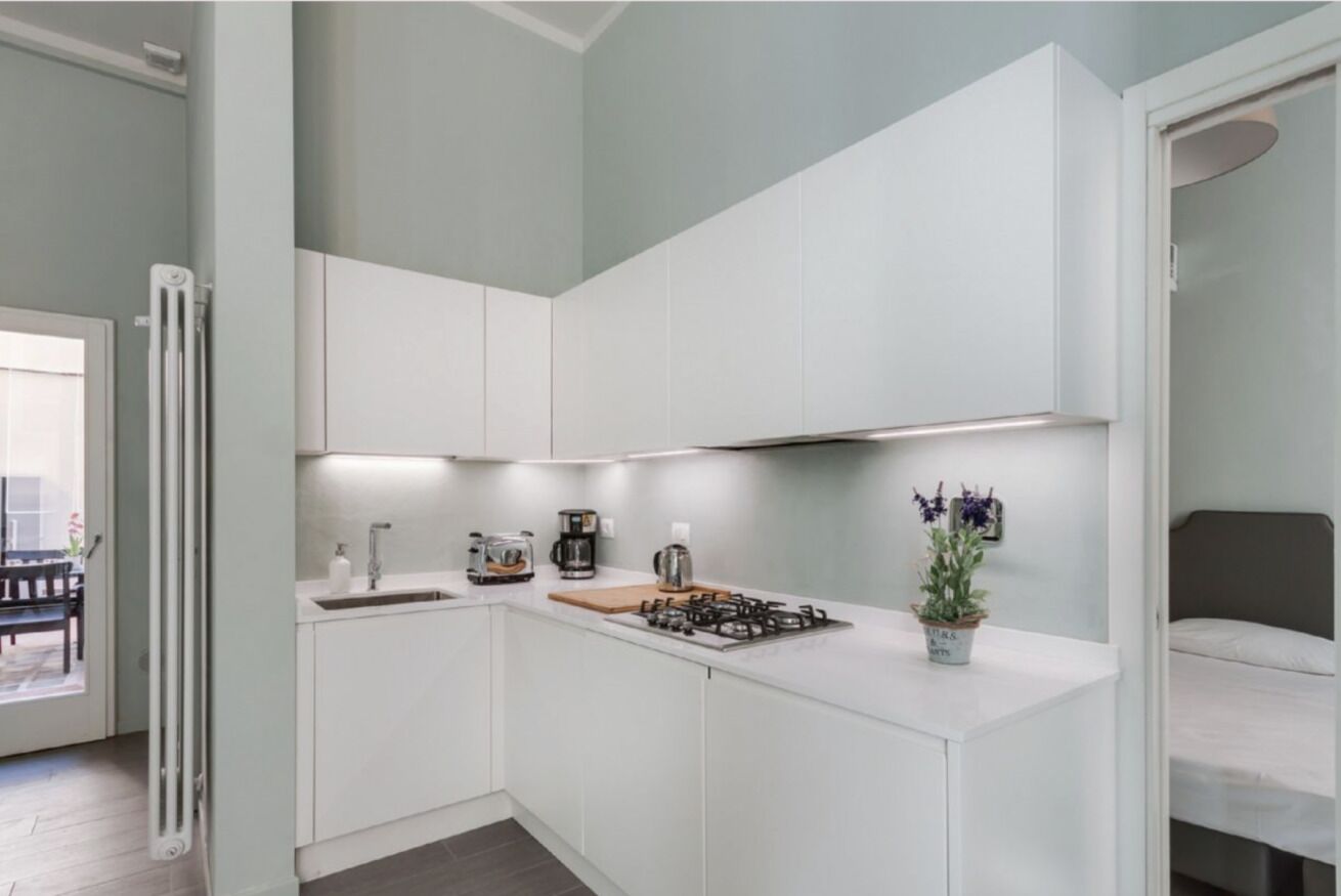 Wasserkocher mit Kaffee-/Teezubehör, Kühlschrank, Mikrowelle, Ofen