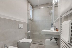 Shower, hair dryer, bidet, towels - Apartments Florence - Taddea Terrace (Firenze)