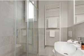 Douche, sèche-cheveux, bidet, serviettes fournies