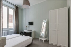 2 bedrooms, desk, iron/ironing board, WiFi