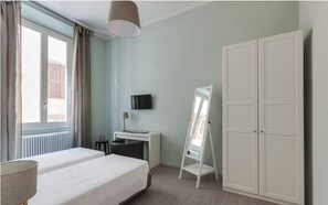 2 bedrooms, desk, iron/ironing board, WiFi