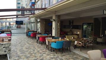 2 bars/lounges
