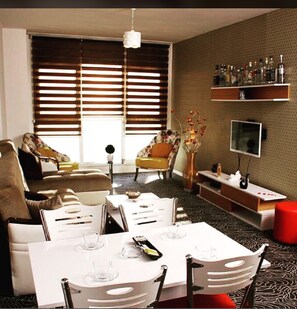 华丽套房 | 起居区 | 107-厘米液晶电视（配备卫星频道）、电视、MP3 基座